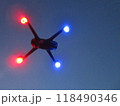 夕暮れ　ドローンの飛行　ライトが点灯 118490346