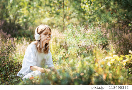 Girl listening to music with headphones. 118490352