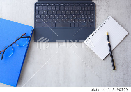 キーボードを接続したタブレット端末でデスクワークをしているイメージ 118490599
