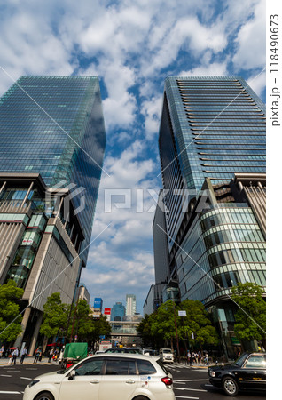 うめきた公園横の夕景、高層ビルと通り、9月6日、日本 118490673