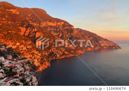 南欧イタリア共和国カンパニア州サレルノ県 世界遺産アマルフィ海岸のポジターノの街並みと山の斜面の夕景 南欧イタリア共和国カンパニア州サレルノ県 世界遺産アマルフィ海岸のポジターノの街並みと山の斜面の夕景 118490674