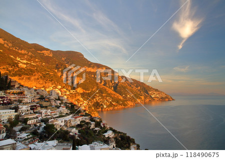 南欧イタリア共和国カンパニア州サレルノ県　世界遺産アマルフィ海岸のポジターノの街並みと山の斜面の夕景 118490675