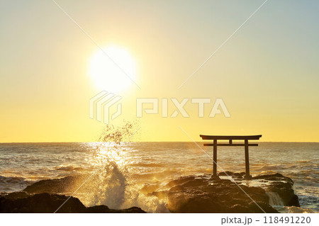 茨城県　大洗磯前神社　鳥居と波しぶき 118491220