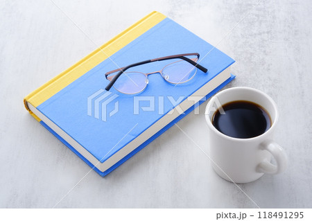 淹れたてのコーヒーを飲みながら、のんびり読書を楽しんでいるイメージ 淹れたてのコーヒーを飲みながら、のんびり読書を楽しんでいるイメージ 118491295