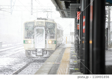 train in the snowy days 118491856