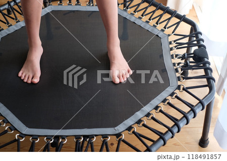 トランポリンと小学生の足 トランポリンと小学生の足 118491857