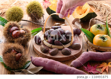 秋の味覚 ( 栗 かぼちゃ 柿 お芋 ) 秋の味覚 ( 栗 かぼちゃ 柿 お芋 ) 118491875