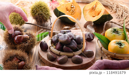 秋の味覚 （ 栗 かぼちゃ 柿 お芋 ） 118491879