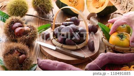 秋の味覚 ( 栗 かぼちゃ 柿 お芋 ) 秋の味覚 ( 栗 かぼちゃ 柿 お芋 ) 118491885