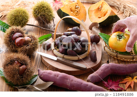 秋の味覚 ( 栗 かぼちゃ 柿 お芋 ) 秋の味覚 ( 栗 かぼちゃ 柿 お芋 ) 118491886