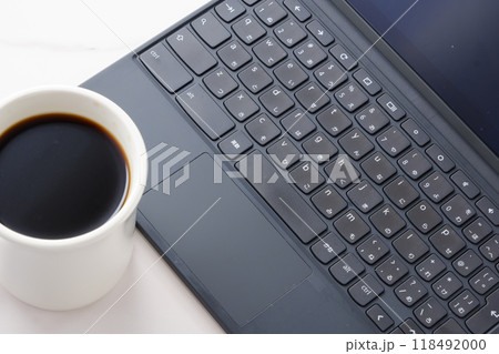 キーボードを接続したタブレット端末で、リモート環境でデスクワークをしているノマドのイメージ キーボードを接続したタブレット端末で、リモート環境でデスクワークをしているノマドのイメージ 118492000