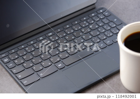 キーボードを接続したタブレット端末で、リモート環境でデスクワークをしているノマドのイメージ キーボードを接続したタブレット端末で、リモート環境でデスクワークをしているノマドのイメージ 118492001