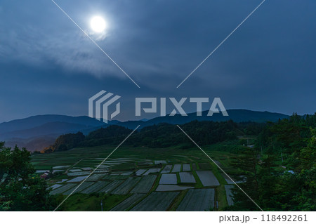 月夜の椹平の棚田 118492261