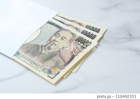 封筒に入った一万円の紙幣 118492351