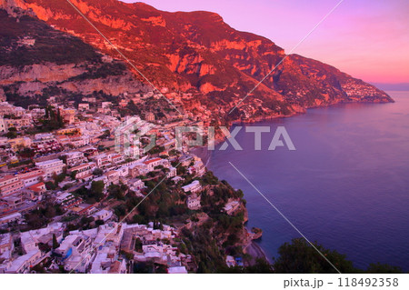 南欧イタリア共和国カンパニア州サレルノ県　ティレニア海に面する世界遺産アマルフィ海岸ポジターノの夕景 118492358