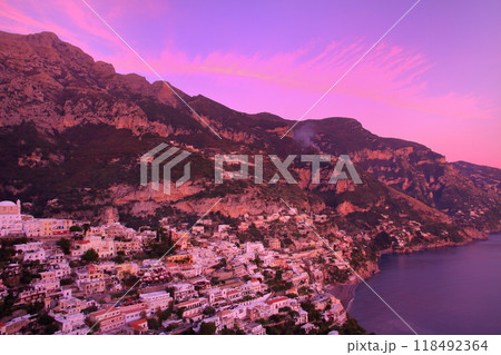 南欧イタリア共和国カンパニア州サレルノ県　ティレニア海に面する世界遺産アマルフィ海岸ポジターノの夕景 118492364