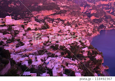 南欧イタリア共和国カンパニア州サレルノ県　ティレニア海に面する世界遺産アマルフィ海岸ポジターノの夕景 118492367