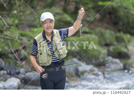 渓流釣りイメージ　渓流釣りをする男性 118492827