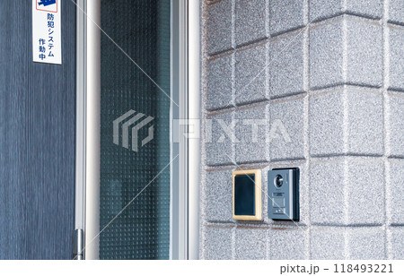 玄関のモニター付きインターホンと暗証番号式玄関錠  118493221