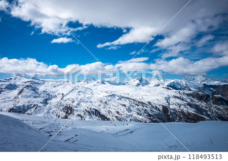 Ski slopes and mountains of Les Menuires in the french alps 118493513