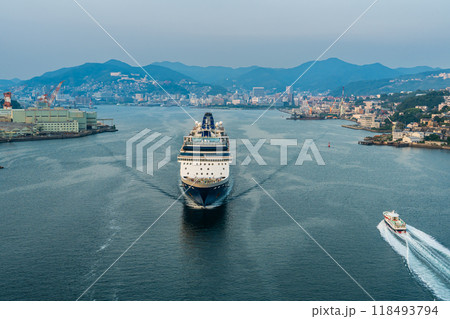 長崎港客船出港(Celebrity Millennium)女神大橋から【長崎市】 長崎港客船出港(Celebrity Millennium)女神大橋から【長崎市】 118493794