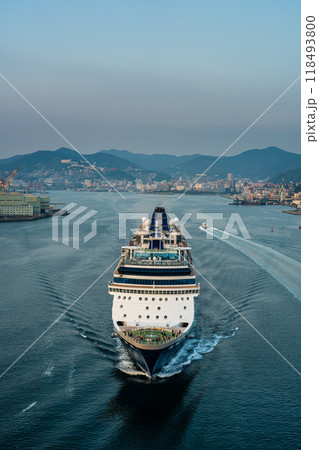 長崎港客船出港（Celebrity Millennium）女神大橋から【長崎市】 118493800