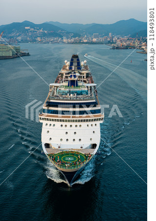 長崎港客船出港（Celebrity Millennium）女神大橋から【長崎市】 118493801