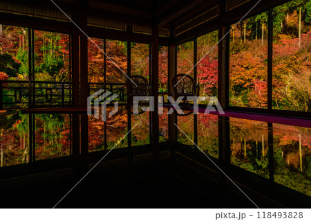 秋の季節に映える幻想的な紅葉リフレクション(漆塗りテーブル)　　環境芸術の森(佐賀県唐津市) 118493828