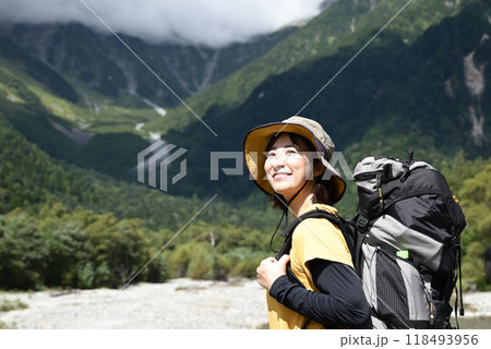 上高地を歩く山ガール 118493956
