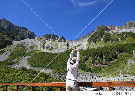 涸沢ヒュッテで背伸びをする山ガール 涸沢ヒュッテで背伸びをする山ガール 118493973