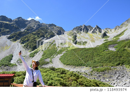 涸沢ヒュッテで自撮りをする山ガール 涸沢ヒュッテで自撮りをする山ガール 118493974