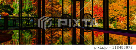 秋の季節に映える幻想的な紅葉リフレクション(漆塗りテーブル) 環境芸術の森(佐賀県唐津市) 秋の季節に映える幻想的な紅葉リフレクション(漆塗りテーブル) 環境芸術の森(佐賀県唐津市) 118493978