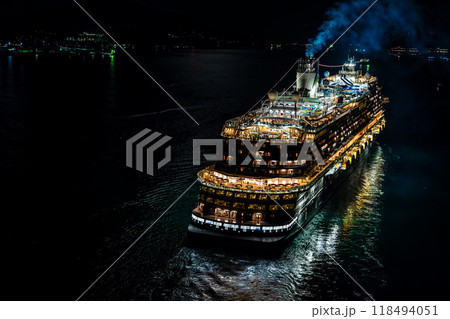 長崎港客船出港（Adora Magic City）女神大橋通過夜景ライトアップ【長崎市】 118494051