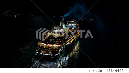 長崎港客船出港（Adora Magic City）女神大橋通過夜景ライトアップ　パノラマ【長崎市】 118494054