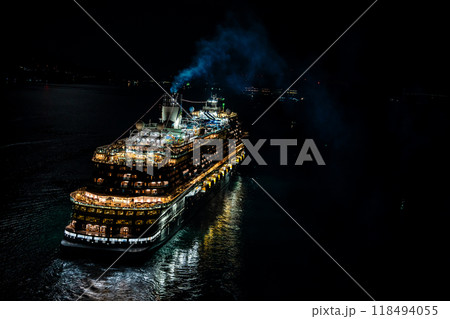 長崎港客船出港（Adora Magic City）女神大橋通過夜景ライトアップ【長崎市】 118494055