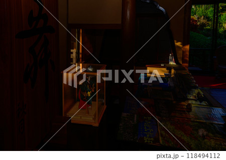 秋の陽ざしに映える室内の光と影 風遊山荘 環境芸術の森(佐賀県唐津市) 秋の陽ざしに映える室内の光と影 風遊山荘 環境芸術の森(佐賀県唐津市) 118494112