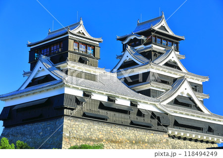 【熊本県】快晴の熊本城大天守と小天守 118494249