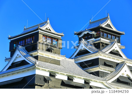 【熊本県】快晴の熊本城大天守と小天守 【熊本県】快晴の熊本城大天守と小天守 118494250