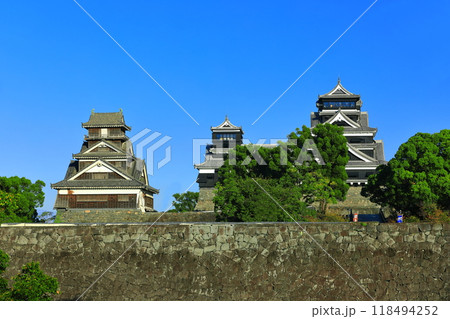 【熊本県】快晴の熊本城大天守と小天守と宇土櫓 118494252