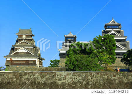 【熊本県】快晴の熊本城大天守と小天守と宇土櫓 118494253
