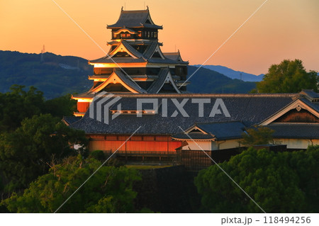 【熊本県】熊本城の夕景 【熊本県】熊本城の夕景 118494256