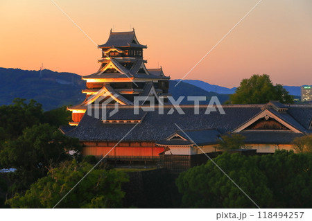 【熊本県】熊本城の夕景 118494257