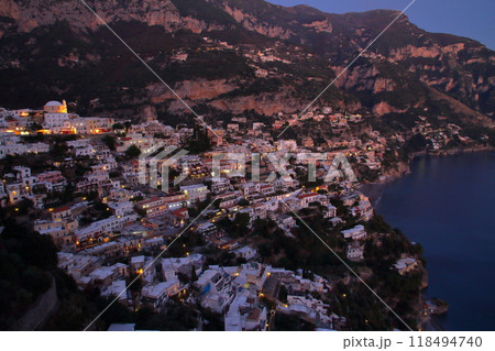 南欧イタリア共和国カンパニア州サレルノ県 ティレニア海に面する世界遺産アマルフィ海岸ポジターノの夜景 南欧イタリア共和国カンパニア州サレルノ県 ティレニア海に面する世界遺産アマルフィ海岸ポジターノの夜景 118494740