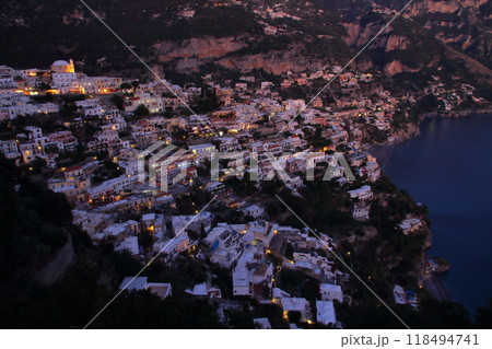 南欧イタリア共和国カンパニア州サレルノ県　ティレニア海に面する世界遺産アマルフィ海岸ポジターノの夜景 118494741