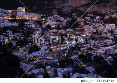 南欧イタリア共和国カンパニア州サレルノ県　ティレニア海に面する世界遺産アマルフィ海岸ポジターノの夜景 118494742