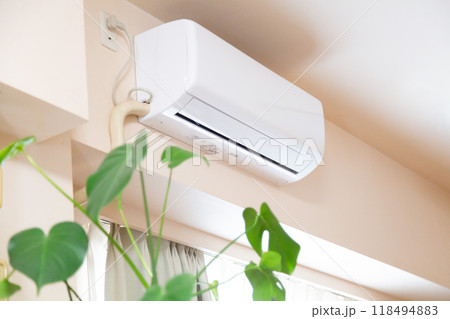 室内に設置された家庭用エアコンと観葉植物 室内に設置された家庭用エアコンと観葉植物 118494883