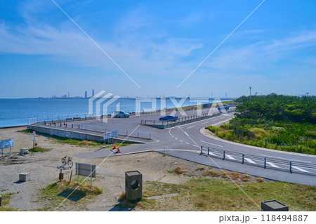 千葉県富津市の富津岬にある富津岬展望台から駐車場と北東側の火力発電所方面を見る 千葉県富津市の富津岬にある富津岬展望台から駐車場と北東側の火力発電所方面を見る 118494887