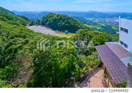 千葉県鋸南町の鋸山山頂駅付近から鋸山日本寺の西口管理所の駐車場方面を俯瞰 118494892