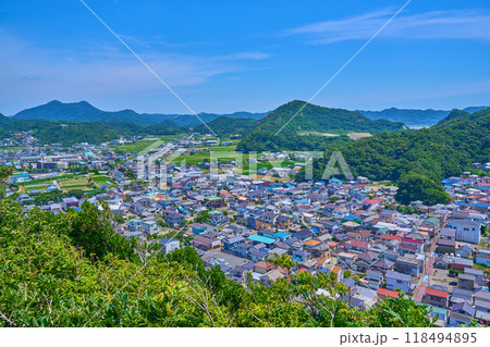 千葉県鋸南町の大黒山から南東側の街と山々の展望(勝山,天満山など) 118494895