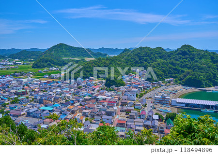 千葉県鋸南町の大黒山から南東側の街と山々の展望(勝山,天満山など) 118494896
